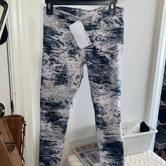 Fabletics workout pants - Picture 2 of 5